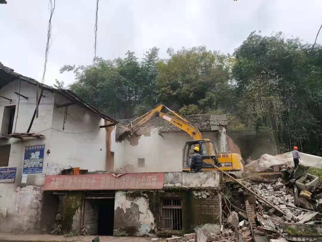 城鄉規劃法中對違章建筑是怎樣界定的？ ?