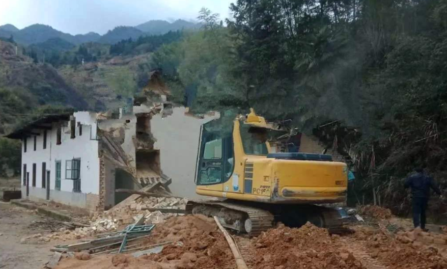 違章建筑——山區(qū)深處違建房屋被拆的苦與痛！