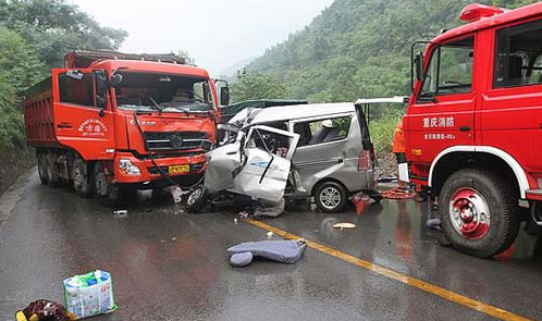 道路障礙導(dǎo)致交通事故，責任如何分配？
