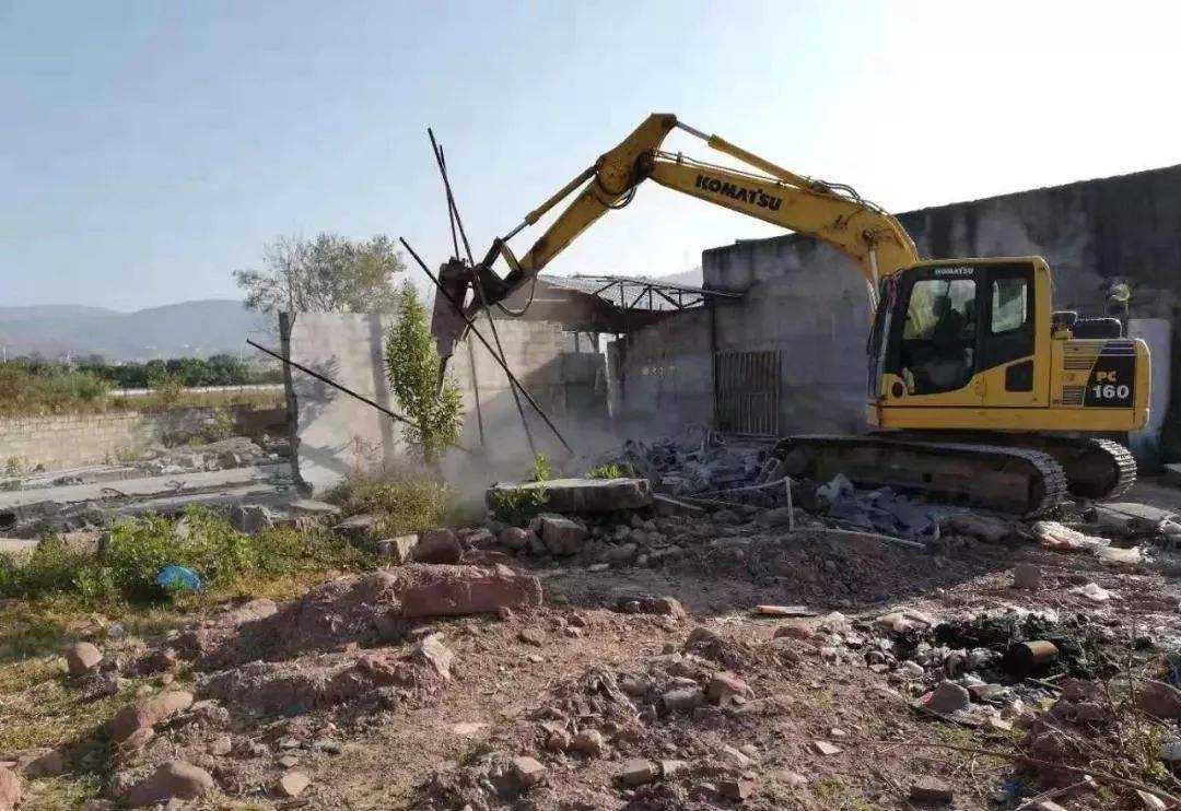拆除違章建筑的時候應(yīng)嚴格按照法定程序進行拆除行為