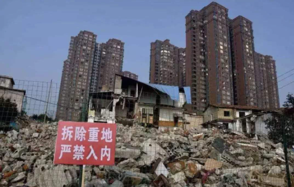 房屋拆遷中，為阻止強拆房屋而致人重傷屬正當防衛嗎?