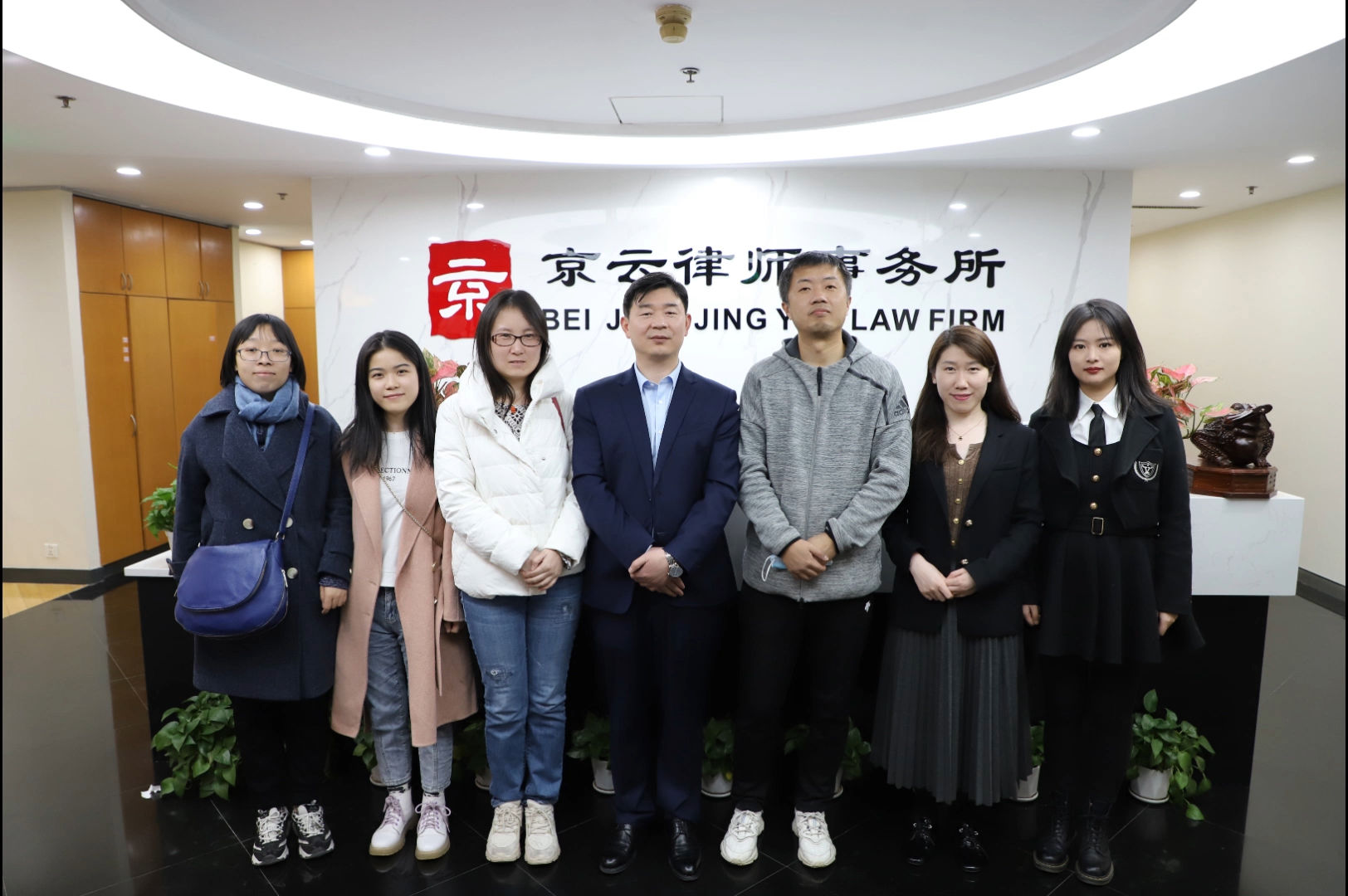 北京京云律師事務所與北京電視臺《律師幫幫忙》欄目組合影