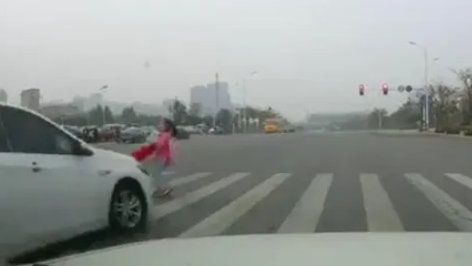 5歲女童橫穿馬路被撞，誰該承擔責任？