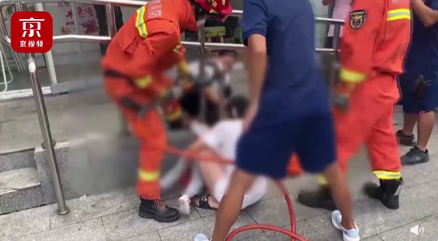 京云律師解讀:兩歲女童被卡護欄,誰該擔(dān)責(zé)? 京云律師解讀:兩歲女童被卡護欄,誰該擔(dān)責(zé)?