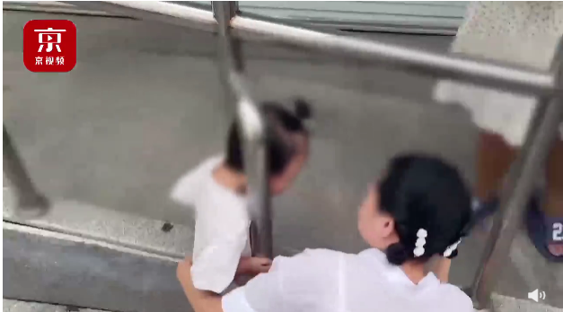 京云<a href=http://www.cxh983162.com/team/ target=_blank class=infotextkey>律師</a>解讀：兩歲女童被卡護欄，誰該擔(dān)責(zé)？