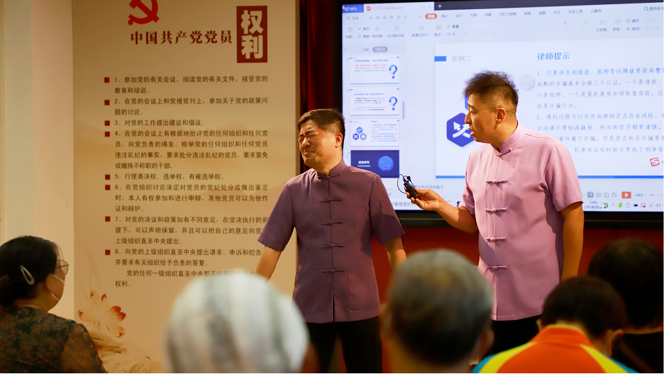 中國(guó)煤礦文工團(tuán)相聲演員應(yīng)寧、崔俊為大家?guī)?lái)相聲《我的大學(xué)》