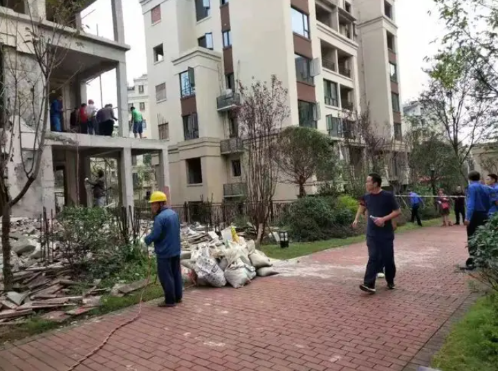 小區業主違章搭建該怎么辦？