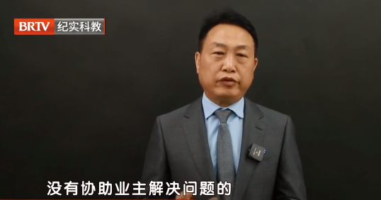 律師解讀：男子因車位被占，雇叉車將占位車扔河里，這合理嗎？合法維權(quán)才能真出氣！